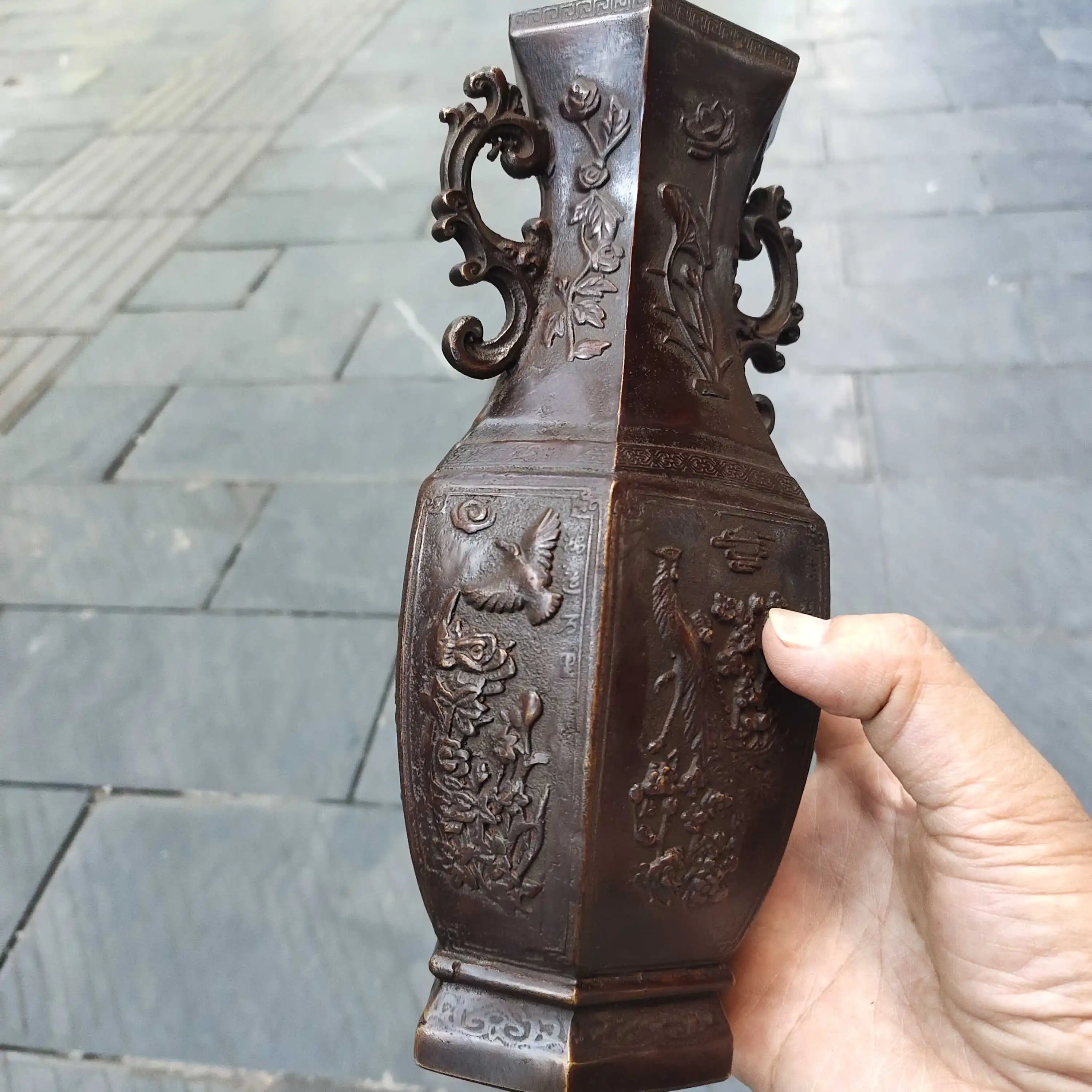 Old style pure copper flower and bird vase,  It means happiness,  exquisite  Auspicious and safe home  Ornaments