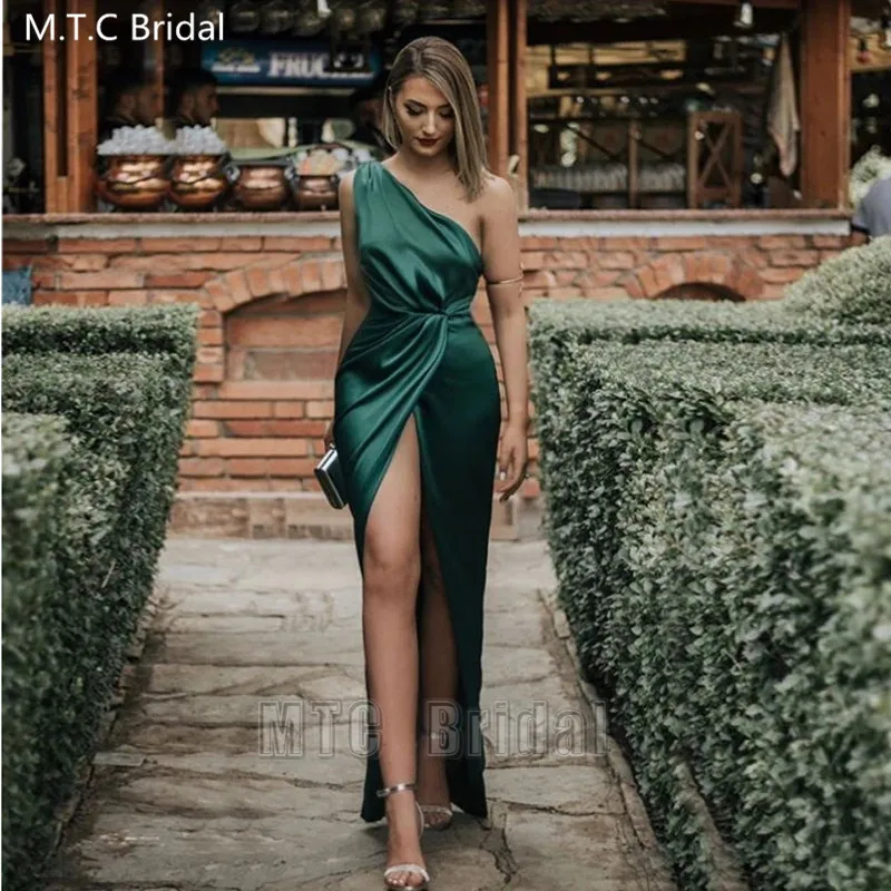 Sexy verde lungo una spalla abiti da ballo fessura anteriore una spalla piega raso Plus Size abito da festa di nozze Robe De Soiree