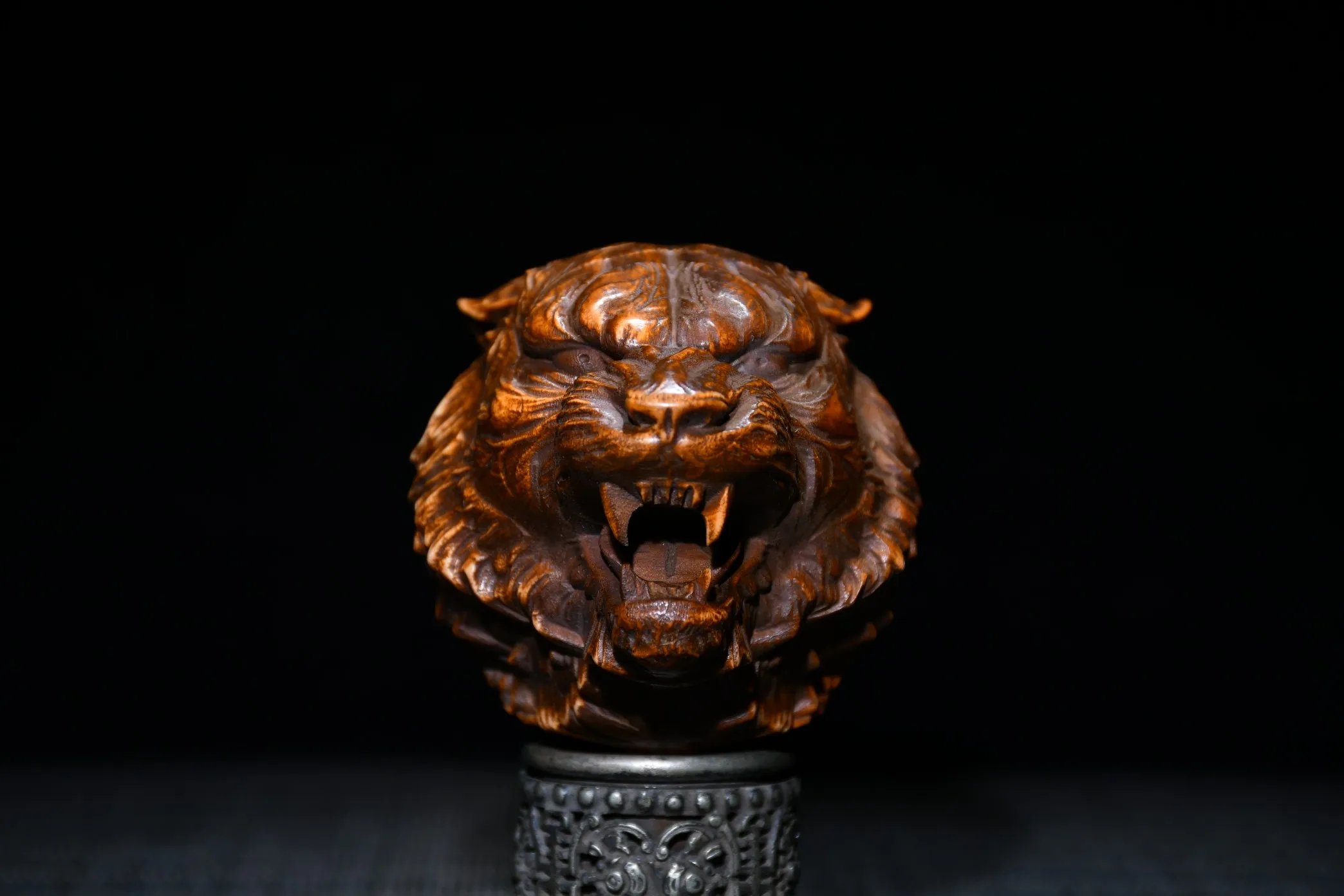 

2"Tibetan Temple Collection Old Boxwood Wolf head statue Male wolf Gather wealth Office Ornaments Town House Exorcism