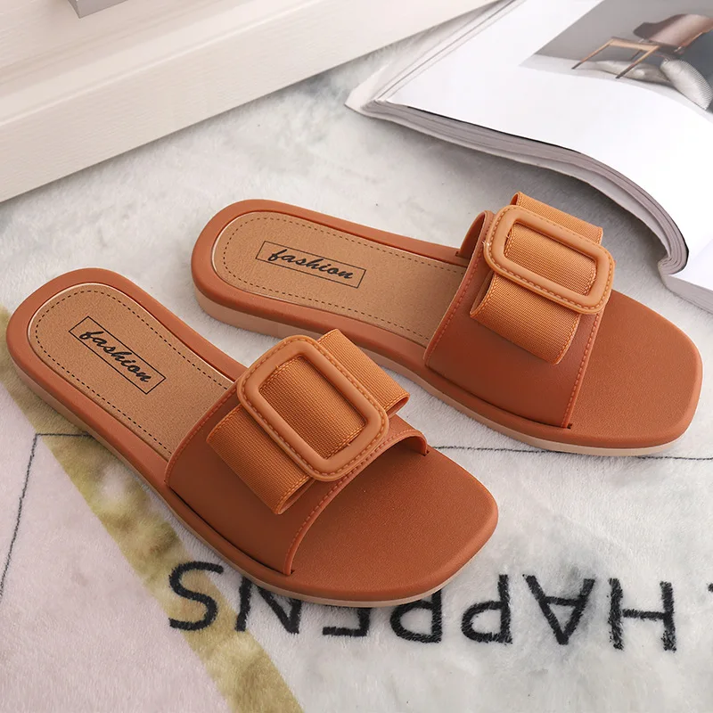 Sandal Wanita Rumah Gaya Baru Musim Panas dengan Gesper Persegi Sepatu Sandal Fashion Datar Bersirkulasi Nyaman Kasual