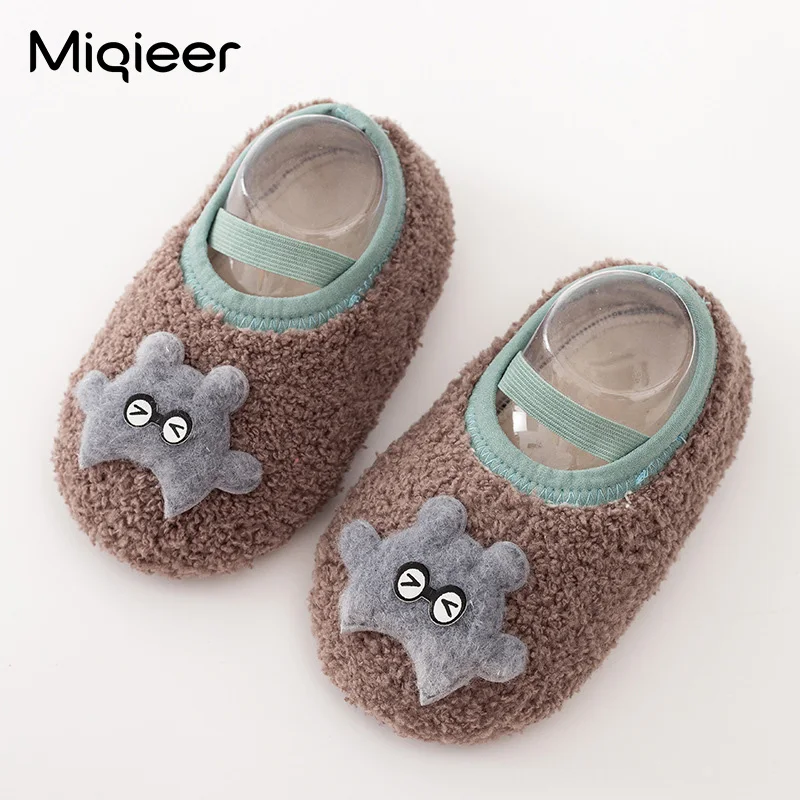 Zapatos de invierno para bebés, Zapatillas de casa cálidas de felpa, suela suave antideslizante, con patrón de animales de dibujos animados, para primeros pasos, 2021