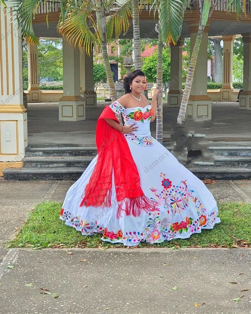 Vintage Weiß Ballkleid Bunte Blumen Stickerei Quinceanera Hochzeit Party Prom Kleid Süße 15 16 XV Charro Mexikanischen Mädchen Lange