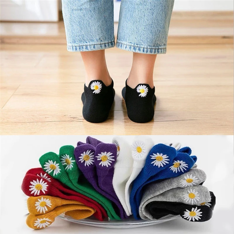 

8 Pairs/Lot Cartoon Daisy Embroidery Socks Men Harajuku Sweet Flower Colorful Kawaii Cotton Winter Woman Slippers Gift Popsocket