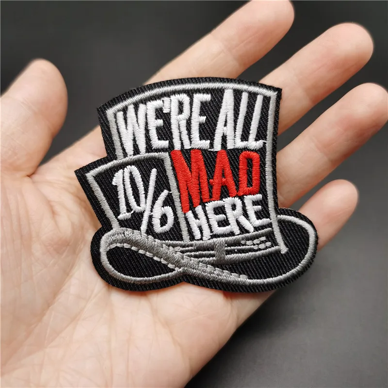 Siamo tutti matti qui dimensioni: 5x5.4cm fai da te ricamo Patch Applique vestiti ferro sulle toppe per abbigliamento cucito decorativo