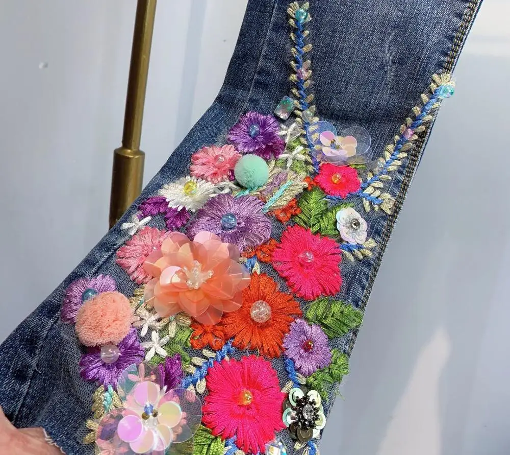 Jeans ricamati con strass per l'industria pesante jeans svasati elasticizzati con fiori a vita alta da donna