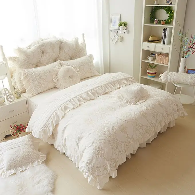 Imagem -02 - Conjunto de Cama de Veludo Bege Princesa Flor de Renda Monocromático Capa de Edredão Colchas Saia de Cama Fronhas Quente Têxtil Doméstico Luxo Inverno