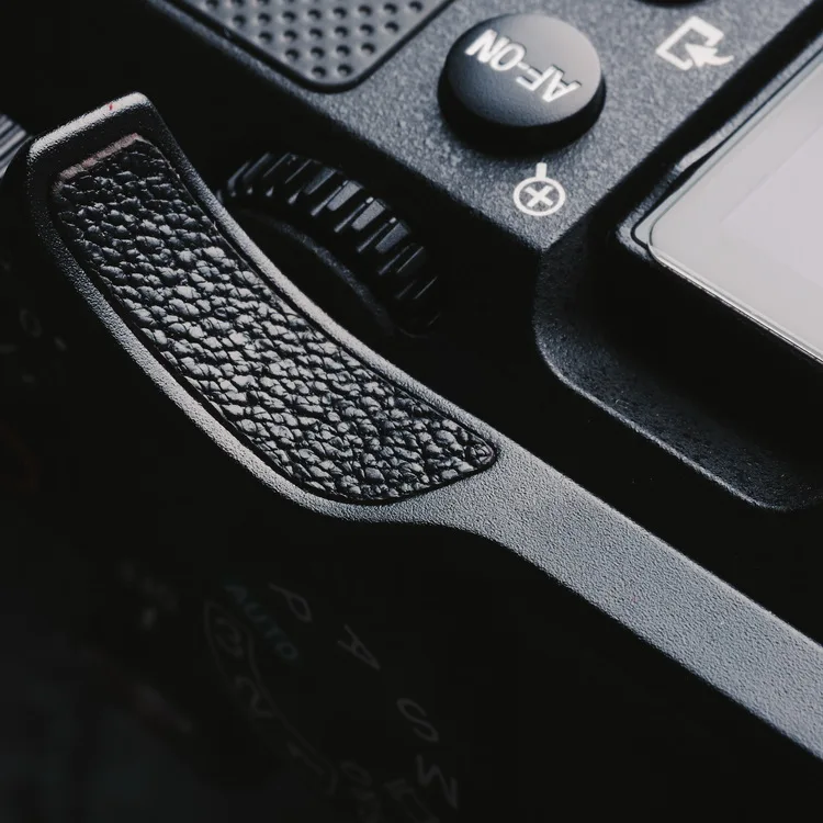 Daumen-UP-Daumenauflage, Daumengriff mit Aufkleber aus echtem Leder für Sony A7C A7CII A7CR