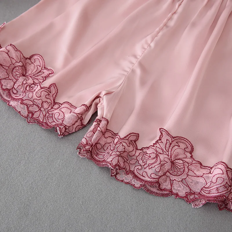 Pijamas suaves de seda de hielo para mujer, conjunto de pantalones cortos con tirantes finos y escote en V, bordado, Sexy, ropa de dormir