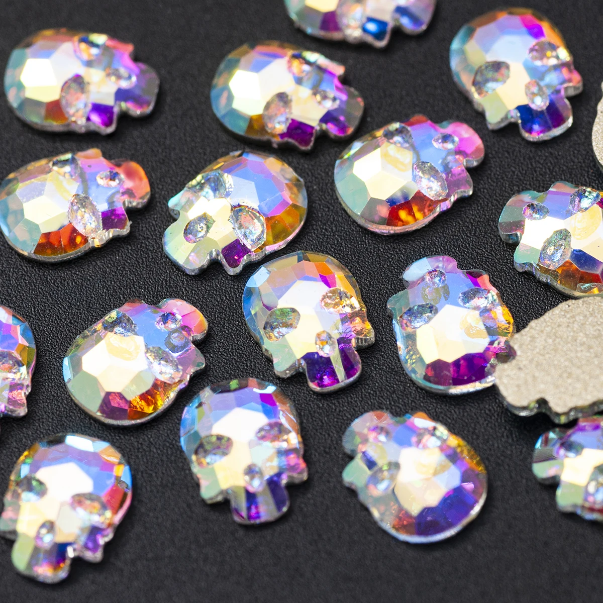 100 Stück Flache Totenkopf-Strasssteine 6x8mm 8x10mm in verschiedenen Farben, Kristallglassteine für DIY-Kleidungsdekoration und Nagelkunst-Zubehör – Detail 1