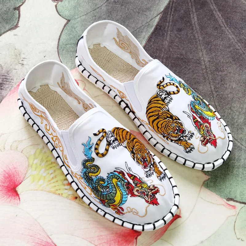 Hot Sale Dragon Tiger Retro Canvas Shoes Men Chinese Style Mens Embroidered Shoes Comfortable Slip On Men Loafers Shoes Causal