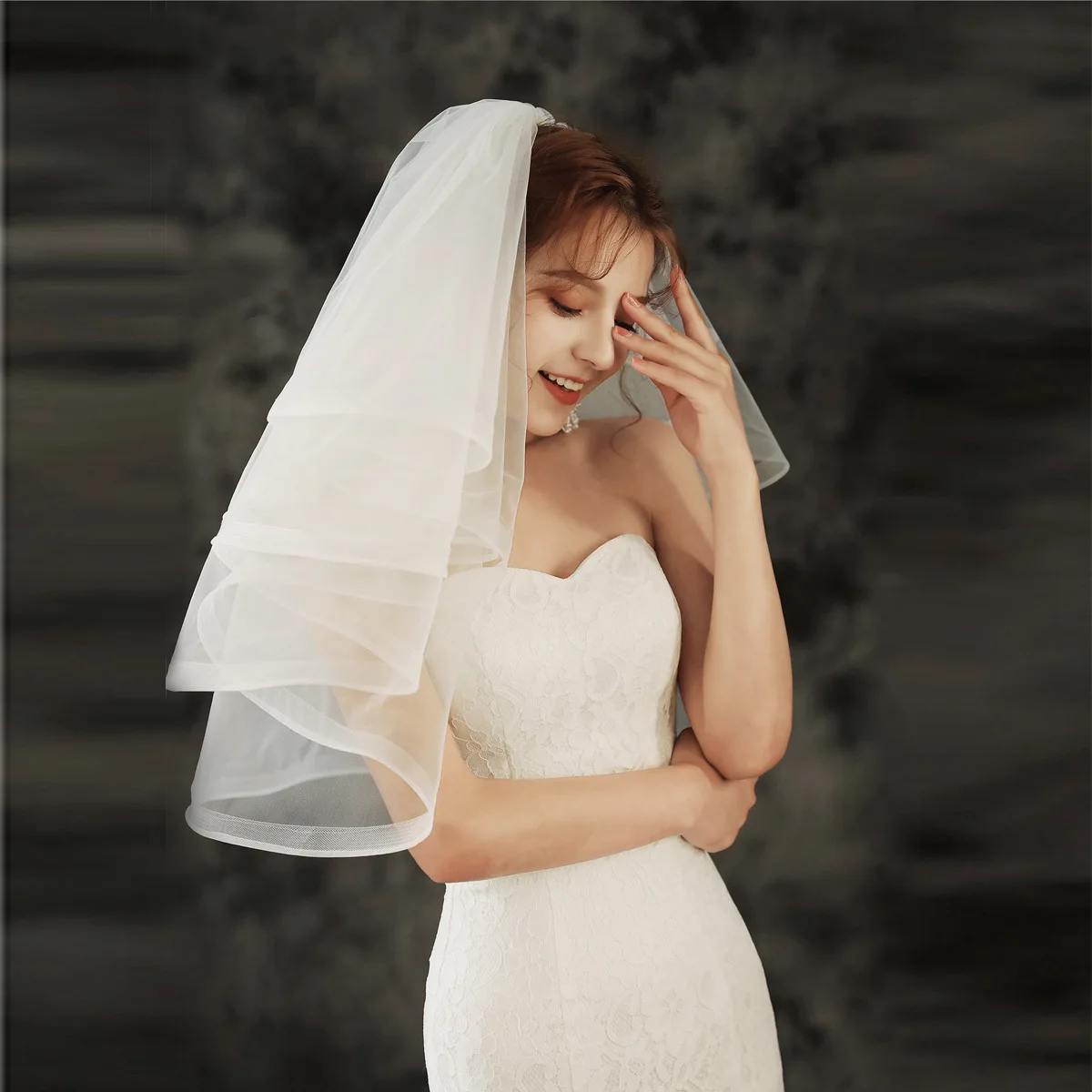 JaneVini 2021 Vintage สีขาว/งาช้างสั้น Wedding Veils Elbow ความยาว Multi Layers Tulle งานแต่งงานเจ้าสาวโลหะหวี