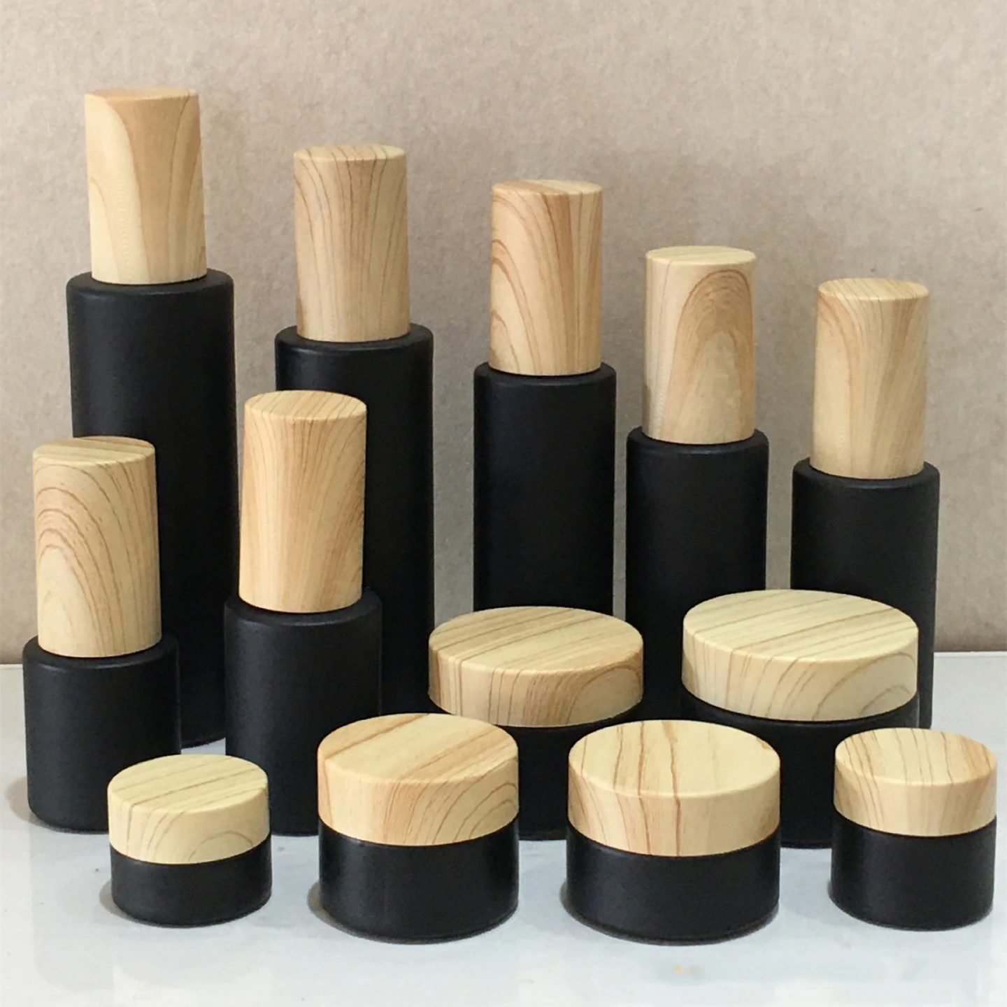 

Black Matte Face Cream Glass Jars Skincare Containers Whitening 20g 30g 50g Cosmetic Packaging with Bamboo Lids Wood grain cover