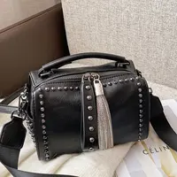 Bolso de mano con remaches a la moda para mujer, bolsos de hombro con correa ancha, diseño de borla con cadena, bolsos cruzados para mujer, bolsos Boston negros
