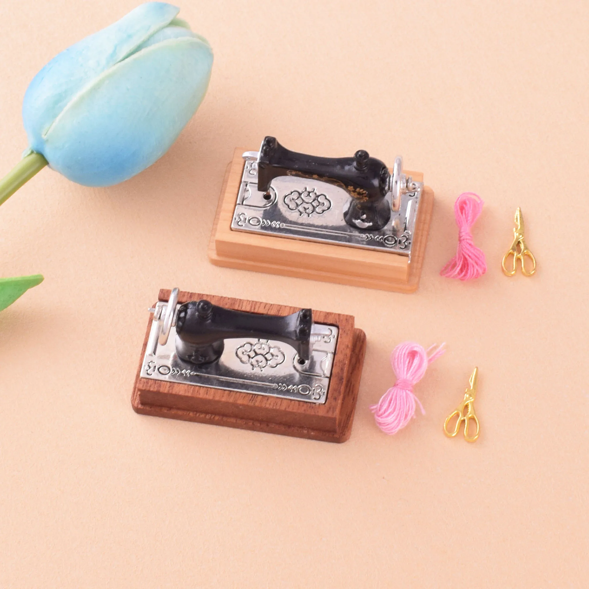 

Vintage Mini Sewing Machine with Scissor& Pink Thread Toy Dollhouse Decoration Miniature Furniture Exquisite Christmas Gift 1pcs