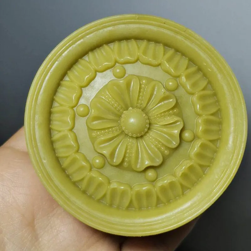 Round Handmade Soap Mold Popular Classic Flower Food Grade Silicone Mold for Natural Soap Making Cake Candle Wax Melt Molds