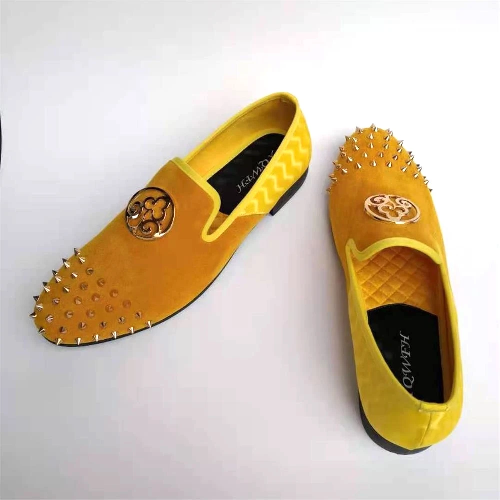 

XQWFH 2021 Handmade Yellow Leather Men Metal Button Shoes Fashion Black Bottom Men's Loafers Spiked Design Flats Plus Size