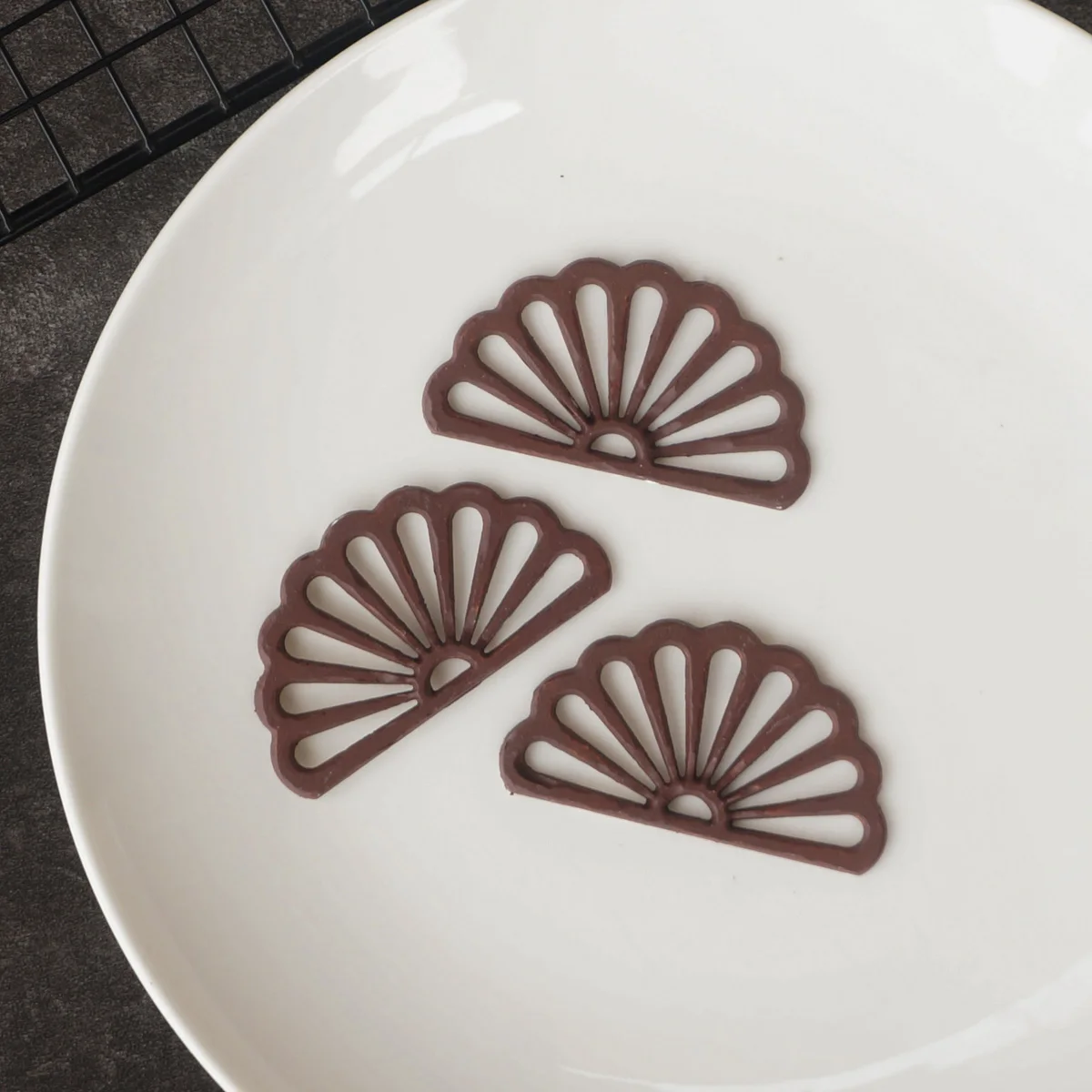 Moule de décoration de gâteau en forme d'éventail évidé, moule de cuisson en silicone, feuille de transfert demi-fleur, galets de chocolat, chablon