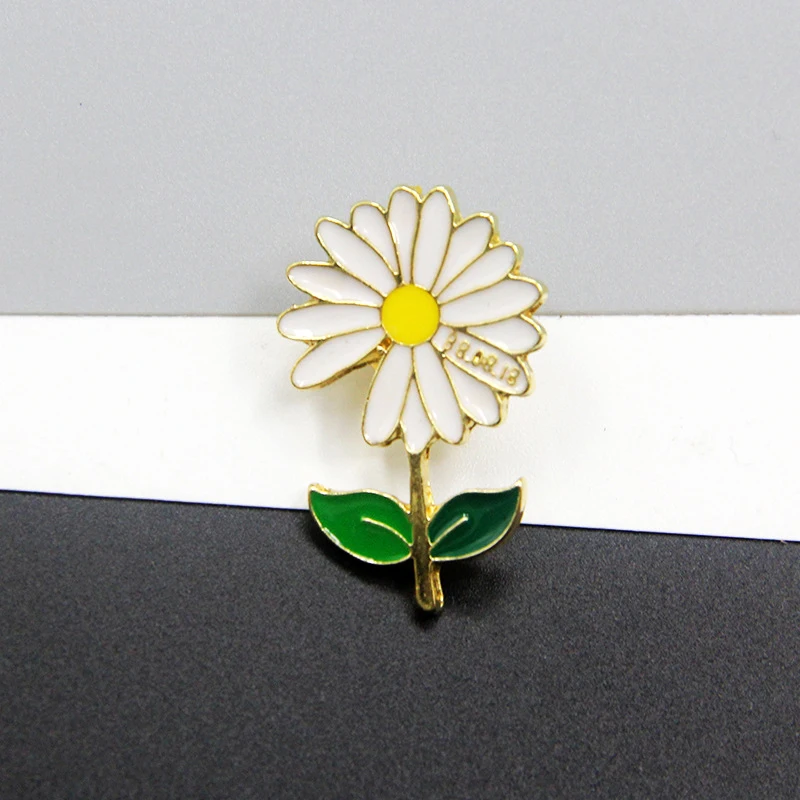 Cute Girls Flower Brooch Pins for Women Enamel Oil White Yellow Daisy Green Leaf Charms Brooches Party Jewelry