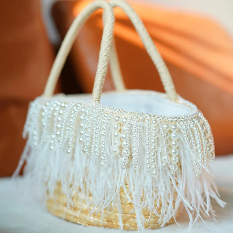 Bolso de playa de pluma de avestruz blanca para mujer, bolsa de mano Bohemia con cuentas de perlas hechas a mano, de paja tejida con borlas, para