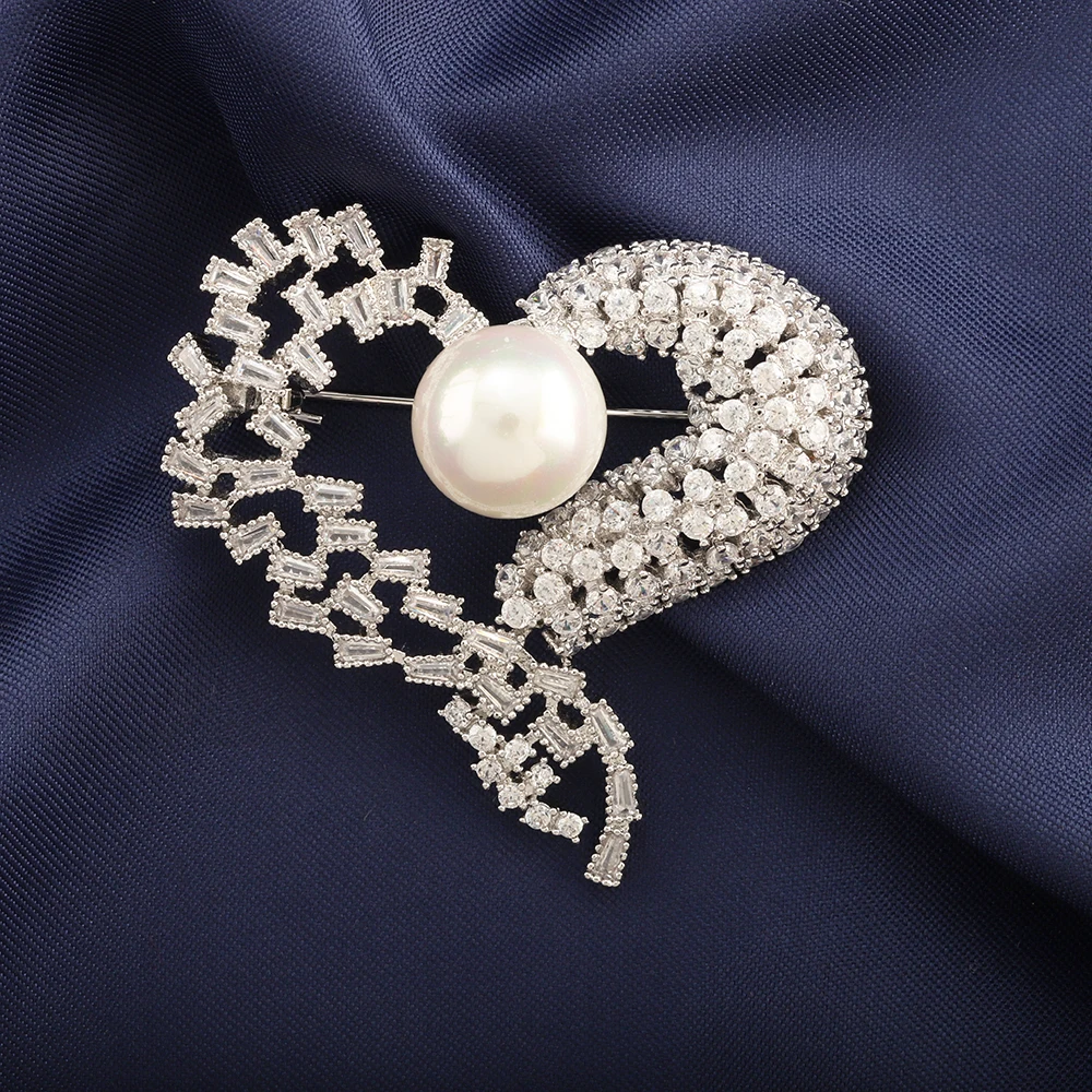 Love Luxury Exquisite Pearl Brooch Winter Dress White High Quality Jewelry for Women Girl Brooch Accessories Brooch Designer