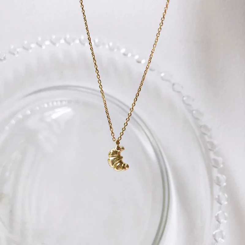 Gold Moon croissant pendant necklace for women cute minimalist necklace fashion