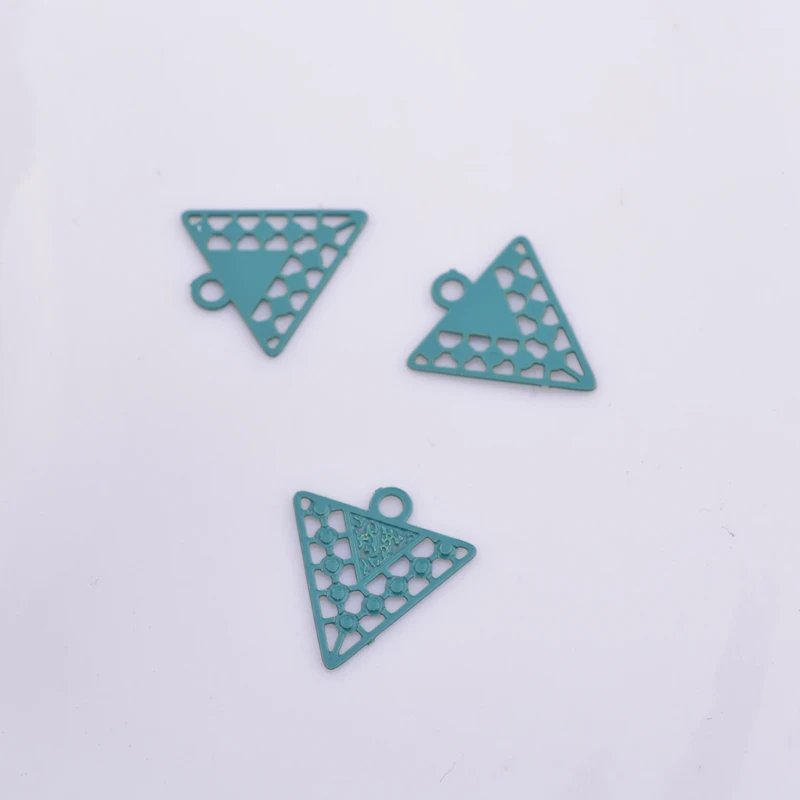 100 Stück AC11639 10*12mm Filigrane Mini-Dreieck-Anhänger aus Metall-Messing, Dünne Geometrische Anhänger für DIY-Schmuck- und Ohrringherstellung – Detail 12