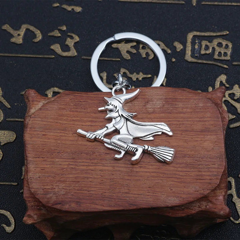 ZRM Punk Retro Hexe Reiten Besen Anhänger Schlüsselbund Märchen Schlüsselring Ornamente Halloween Geschenke Schmuck