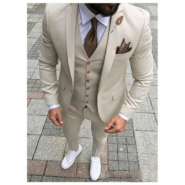 Esmoquin a la moda para novio, trajes ajustados de ventilación Beige para novio, traje de boda para hombre, trajes de novio (chaqueta + Pantalones + chaleco + corbata)