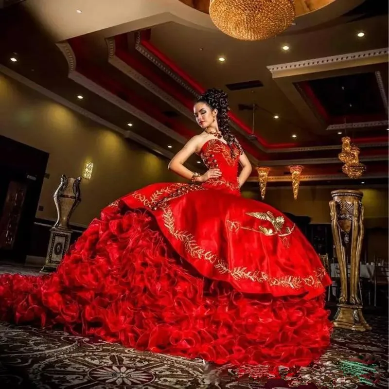 فساتين Quinceanera مطرزة باللون الأحمر ، الكشكشة الساتان ، الدانتيل يصل ، طول الأرض ، الحلو 16 فستان ، مثير