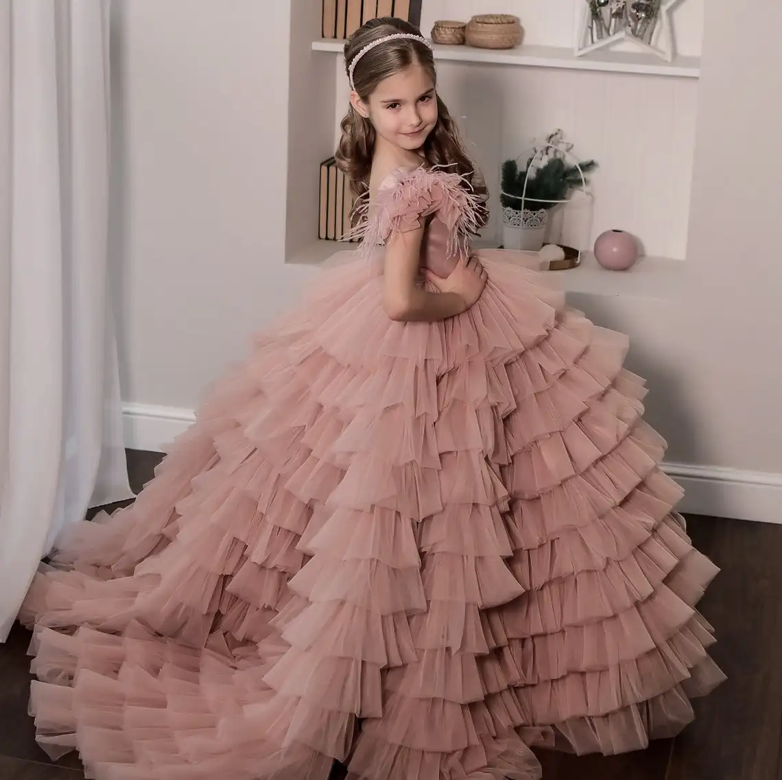 Leuke Roze Baljurk Bloem Meisje Jurken Voor Wedding Kralen Veer Tiered Ruches Peuter Meisjes Pageant Jurk Kinderen Formele Slijtage