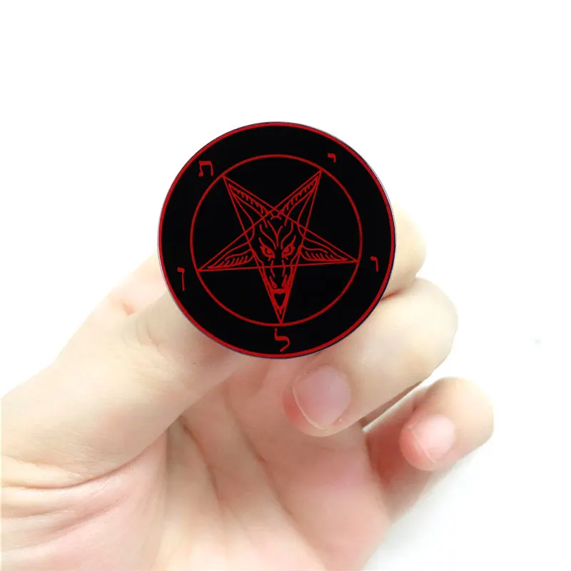 Diabeł Wicca czerwony Pentagram emalia Pin Baphomet 666 satanistyczny odznaka szatan diabeł Horror broszka Punk Goth biżuteria Amulet