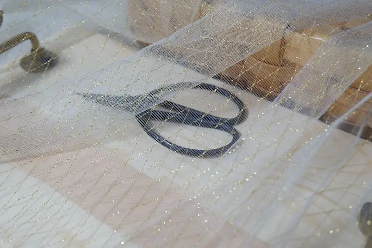 150cm Wide 1meter/lot Thin Tulle Fabric Veil Lace Fabric Material Grid Black White Gold Silver Thread Decoration X1087