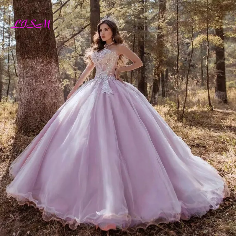 Gaun Princess Sweetheart Quinceanera Gaun Pesta Pageant Ungu Muda Kristal Applique Tanpa Lengan Gaun 15 Bola Manis 2021