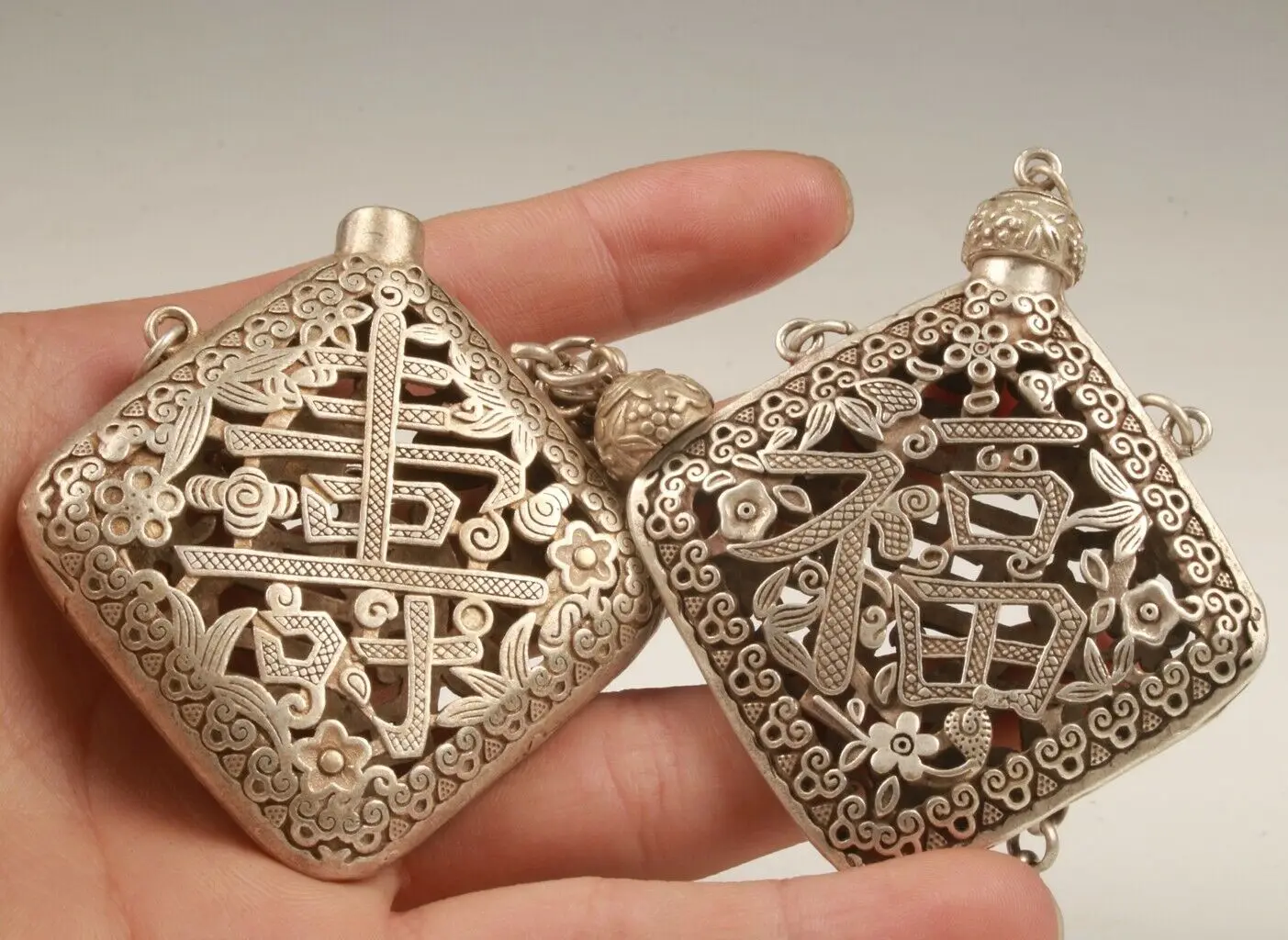 

Китайская тибетская бутылка табака ручной работы, кулон, коллекция, полая резьба, тибетское серебро, 2 шт.