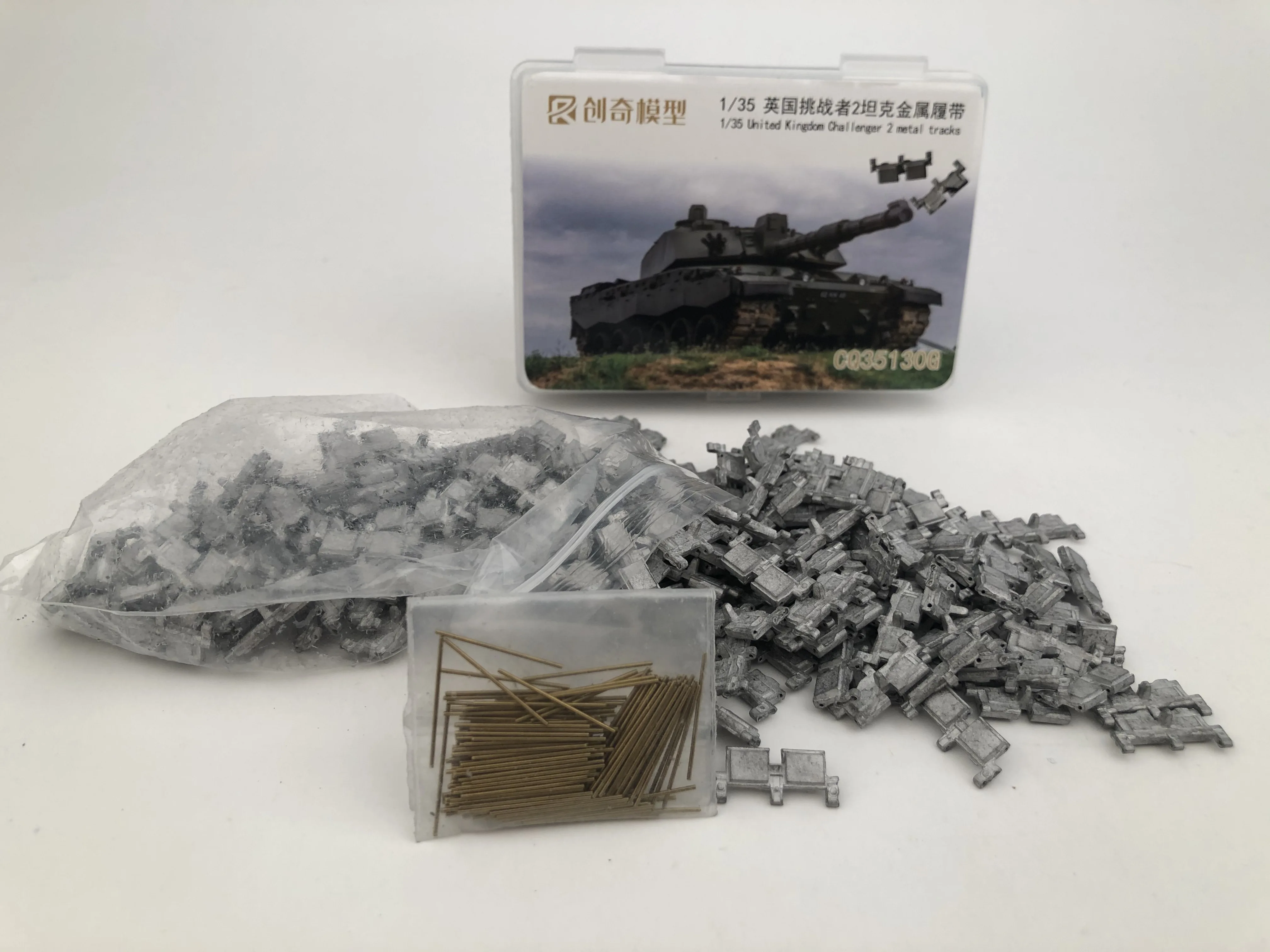 R Model  CQ35130G 1/35 United Kingdom Challenger 2 Metal Tracks