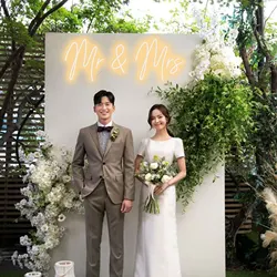 Mr & mrsの結婚式のネオンサインの婚約ギフト結婚式の贈り物結婚式の庭のパーティーmrとmrsのサイン結婚披露宴