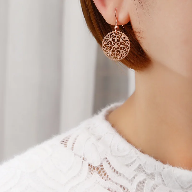 New Fashion Jewelry Women\' Daily Life Gifts Circular Carved Metal Plate Hollowed Out Rose Gold Plated Court Retro Style Earrings