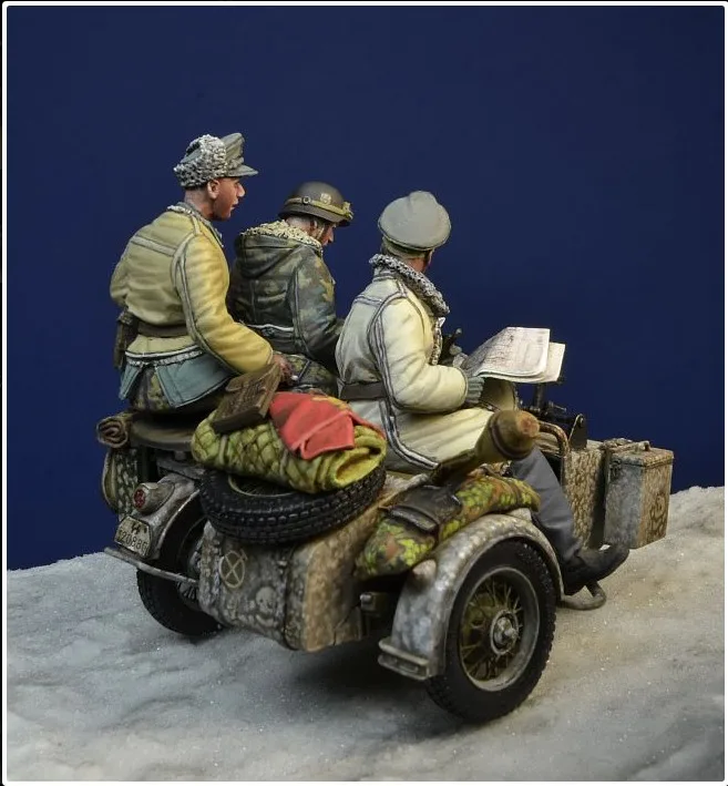 1/35 Resin Model Figure GK，3 figures ,There is no motorcycle ， motorcycle accessories ， Unassembled and unpainted kit