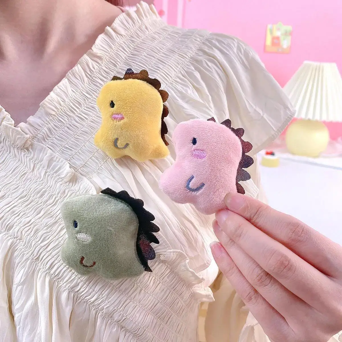 Plush Badges Super Cute Cartoon Small Dinosaur Plush Brooch Students Couple Boudoir Backpack Accessories Doll Fabric Brooch