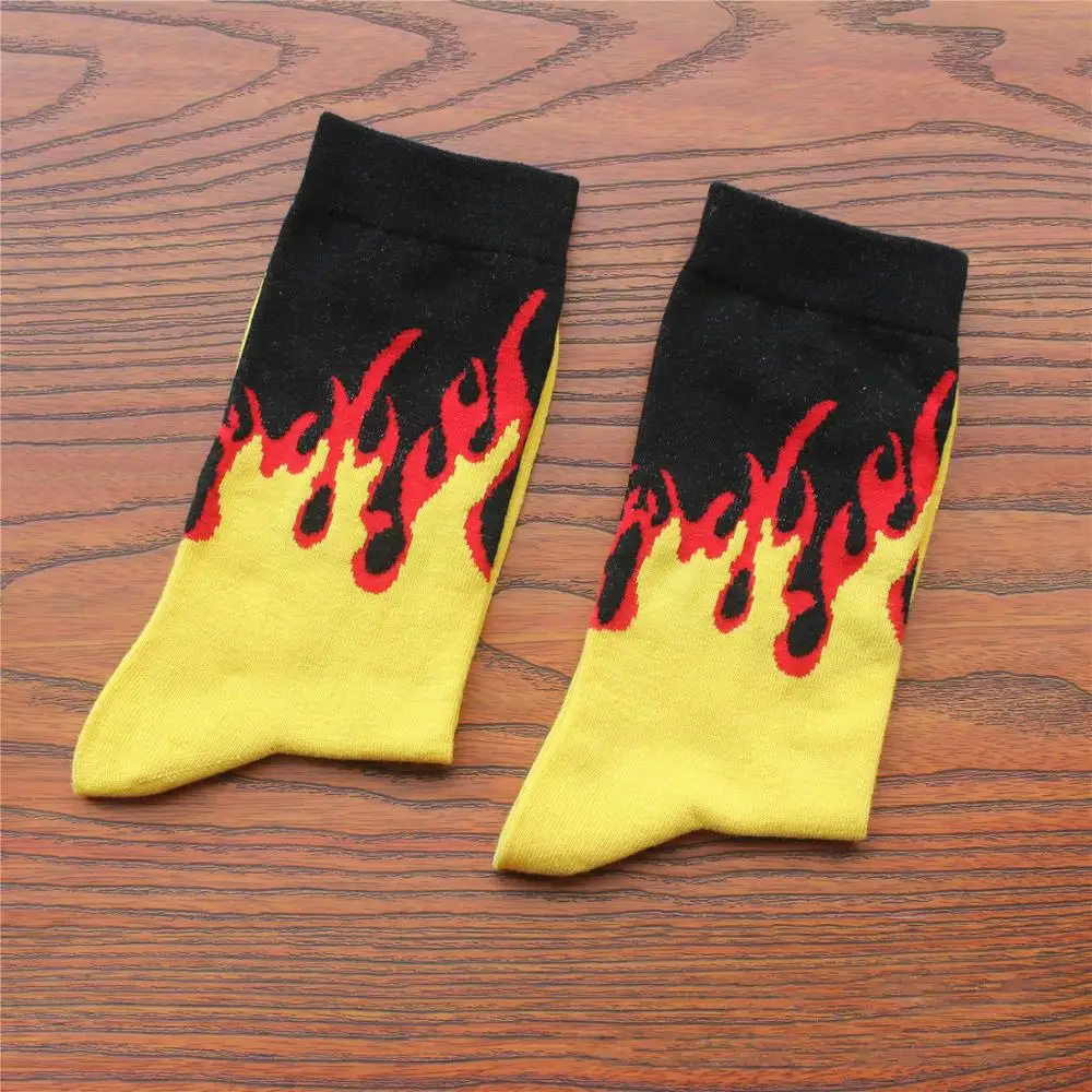 Calcetines con diseño de llamas para hombre y mujer, medias deportivas de Hip Hop, dibujos animados, fuego, amarillo, negro, monopatín, regalo,