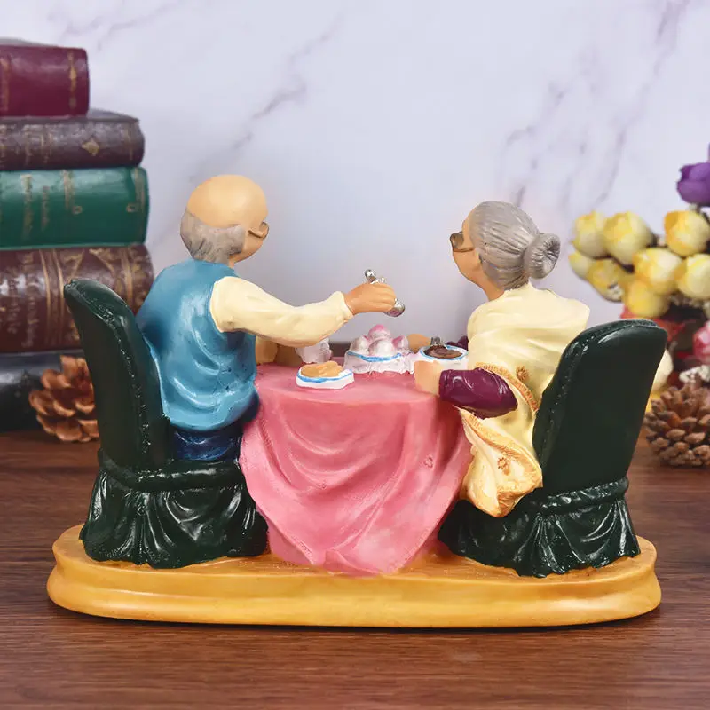 Creative Europe Grandparents Model Figurines Ornaments Home Decor Love Couple Grandparents Miniature Resin Crafts Wedding Gifts