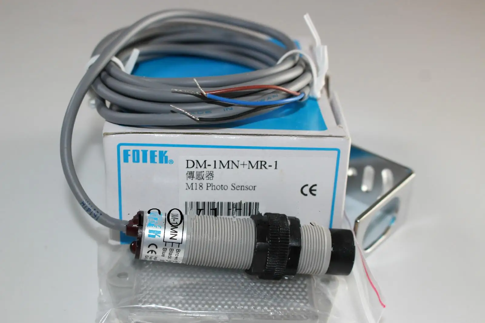 

100% New Original Fotk Cylindrical Photoelectric Sensor DM-1MN DM-1MN + MR-1