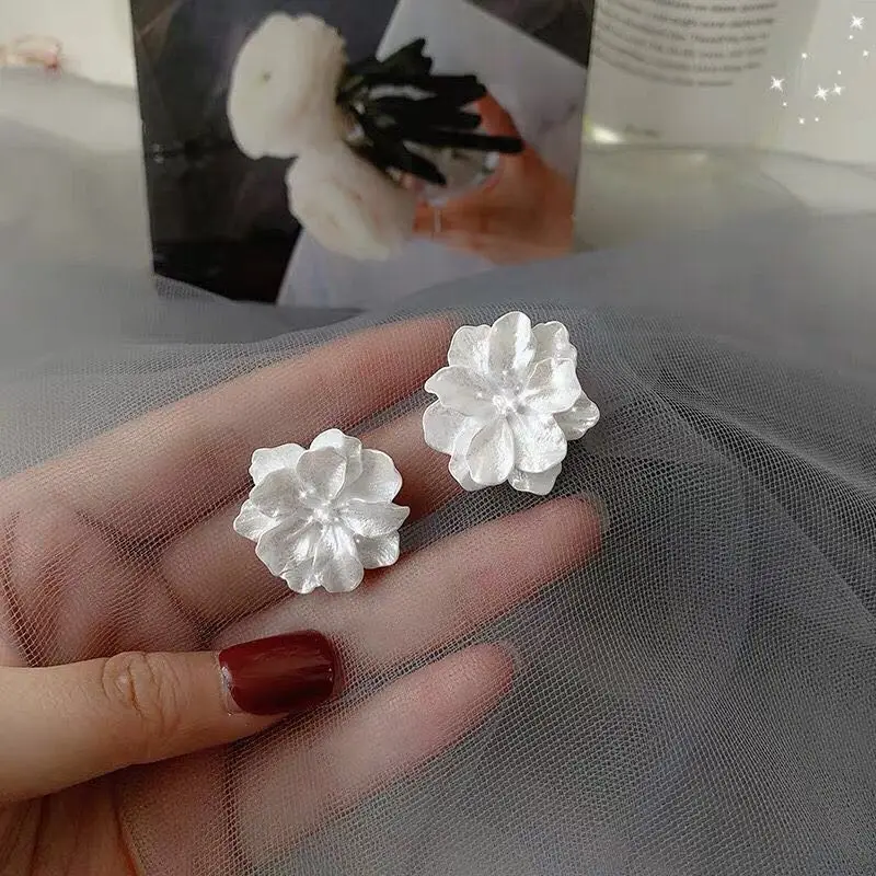 

XIYANIKE 2020 Sweet Romantic Flower Earrings Korean Fashion White Purple Plant Stud Earrings Vacation Wedding Jewelry Women