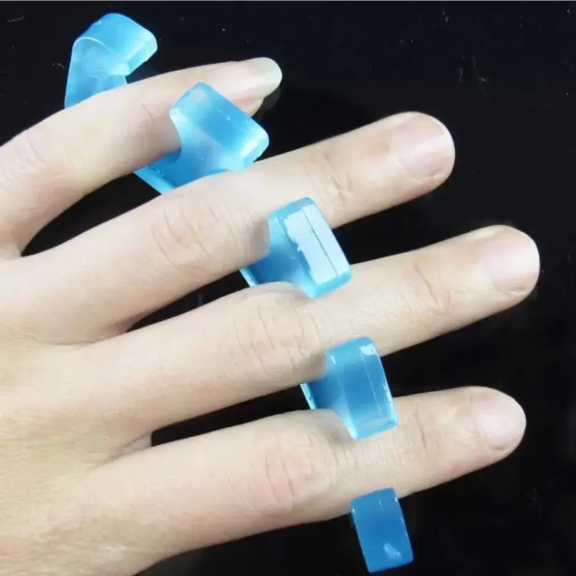 1PCS at random Silicone Toe Finger Separators  Reusable Nail Art Manicure Pedicure Foot Braces Washable Foot Care Tools T0169