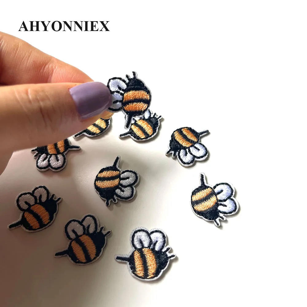 Mini parche bordado de abeja amarilla, pegatina para planchar, apliques de ropa, accesorios de ropa DIY, 10 unidades por lote