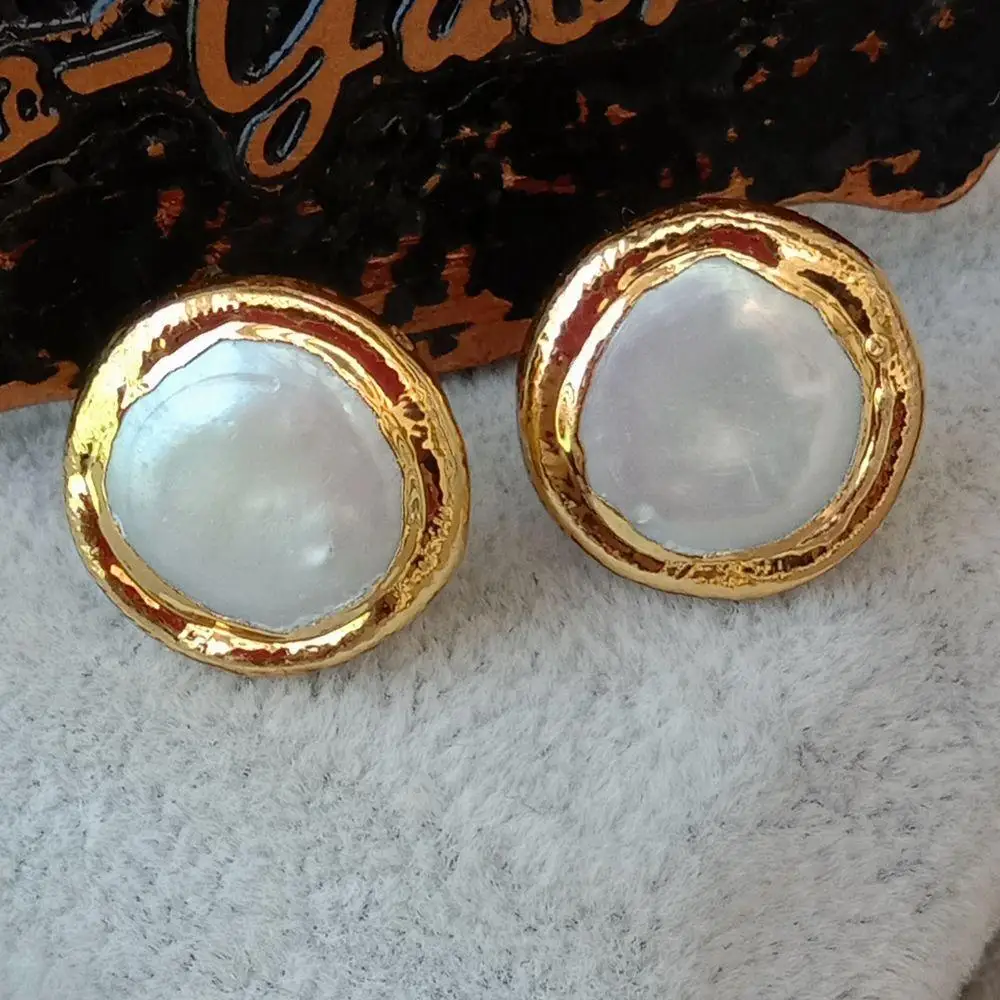 YYGEM ต่างหูมุกน้ำจืดทรงเหรียญสีขาวขนาด 15 มม. ชุบทอง ดีไซน์ทันสมัยสำหรับผู้หญิง