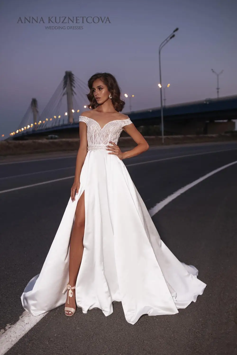 2021 Wedding Dresses Off Shoulder Lace Applique High Split Satin Bridal Gowns Custom Made Open Back Sweep Train Wedding Dress