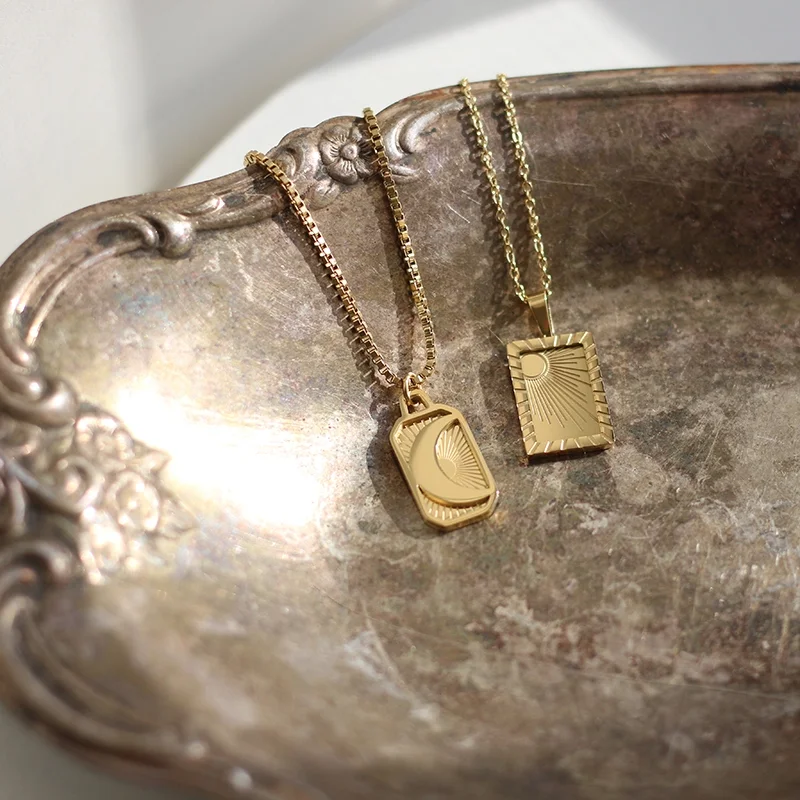 Colgante de placa de Luna y sol grabado para mujer, joyería Vintage de acero inoxidable, collares de oro de 18k para mujer, cadenas góticas para