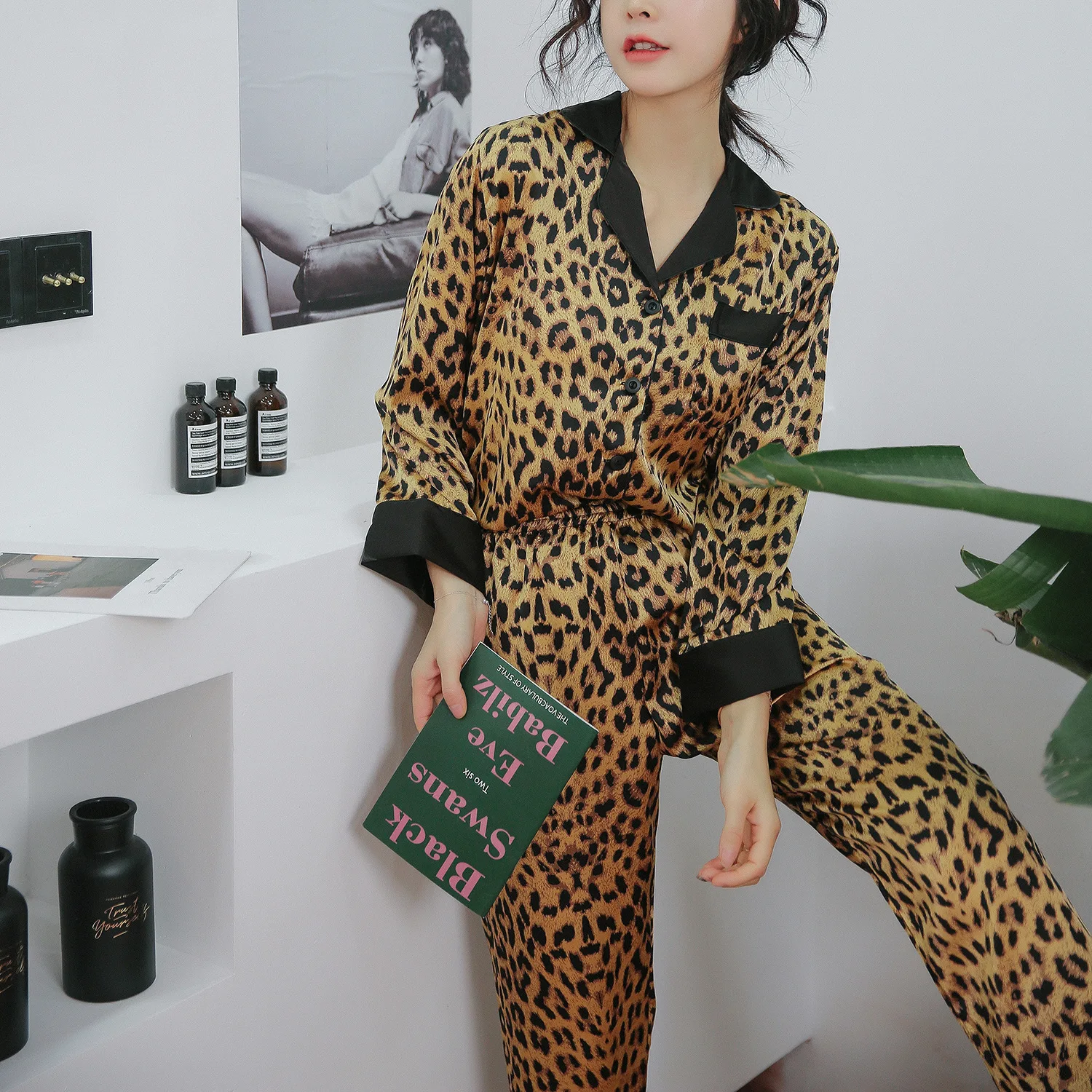 

2022 Long Sleeve Pajamas Woman Imitate Real Silk Home Furnishing Serve Suit Leopard Print Sexy Pajamas Ice Silk