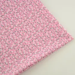 Tela de algodón rosa claro con diseño de flores blancas y hojas verdes, costura de muñecas, artesanía, Patchwork, obra de arte